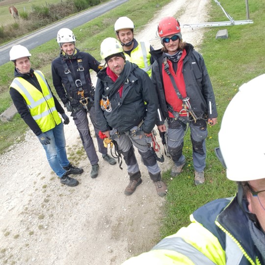 Equipe câble en action